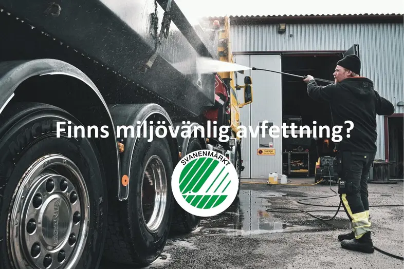 En person som tvättar en lastbil med högtryckstvätt och använder svanenmärkt avfettning. Bild till blogginlägg - finns miljövänlig avfettning?