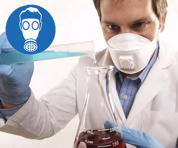 En person som använder andningsskydd och som arbetar på ett laboratorium.