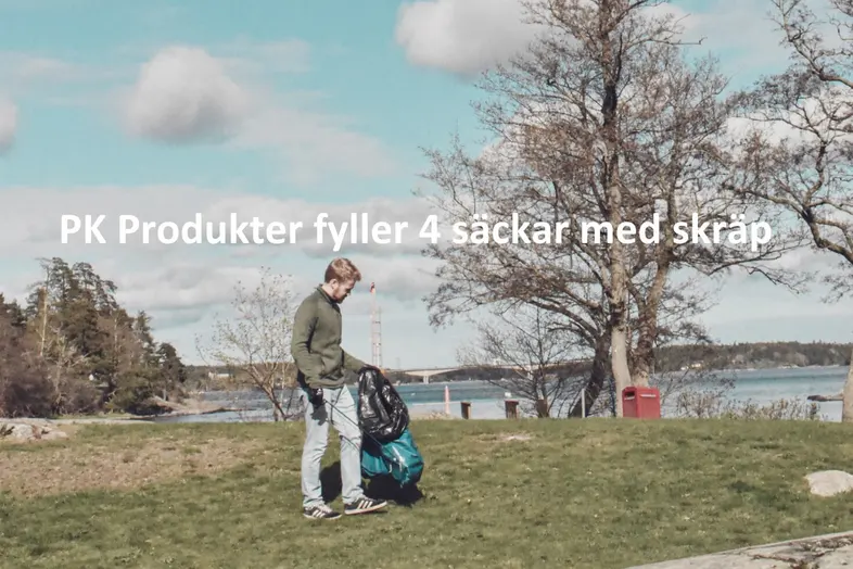 Person som plockar skräp på en badplats. Text på bilden "PK Produkter fyller 4 säckar med skräp".