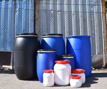En grupp plastfat, 200-liters, 60 liters och mindre modeller av tunnor med stor öppning.